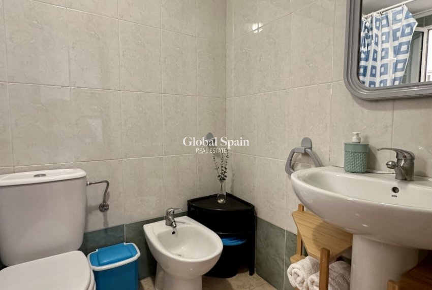 Wederverkoop - APPARTEMENT -
TORREVIEJA - Torrevieja