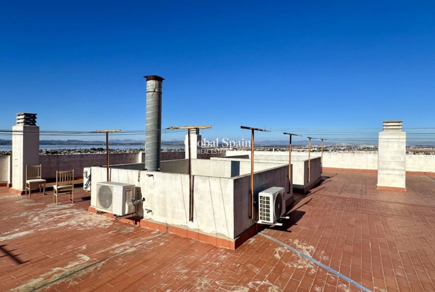 Wederverkoop - APPARTEMENT -
TORREVIEJA - Torrevieja