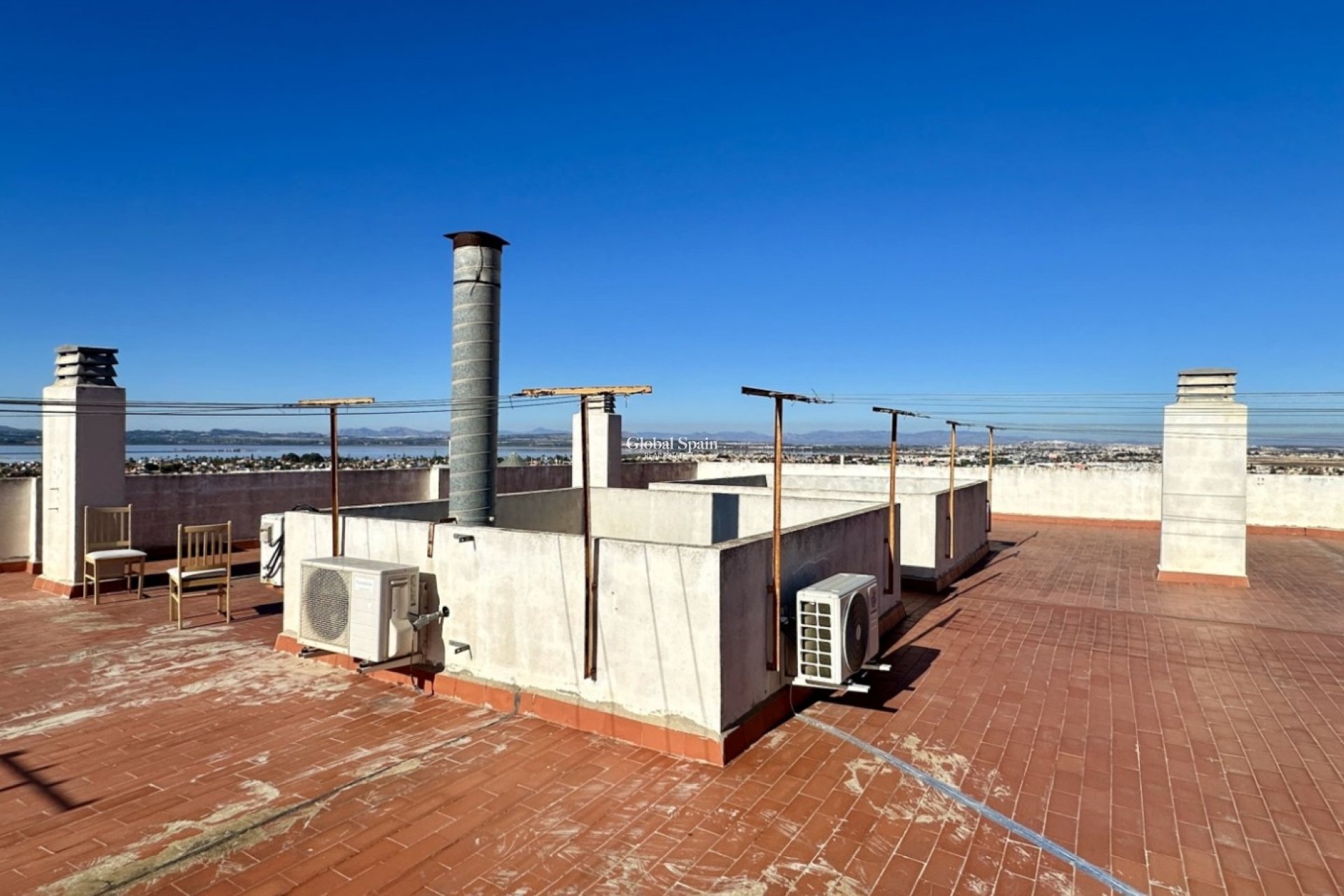 Wederverkoop - APPARTEMENT -
TORREVIEJA - Torrevieja