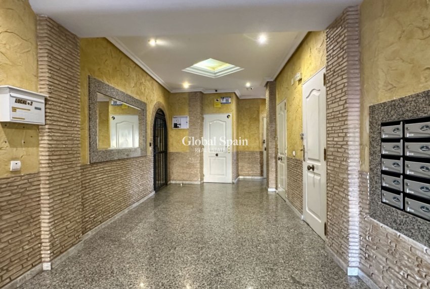 Wederverkoop - APPARTEMENT -
TORREVIEJA - Torrevieja