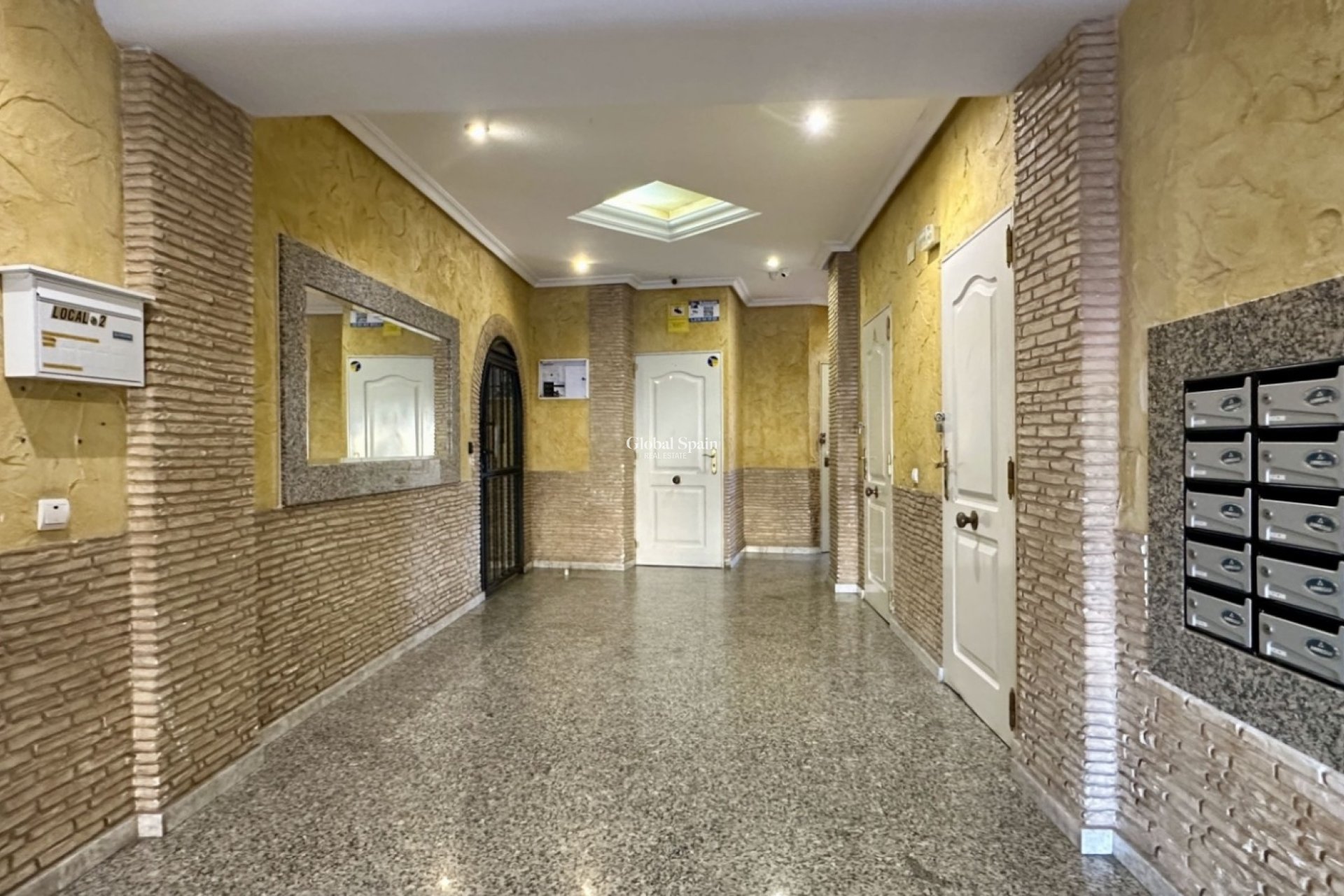 Wederverkoop - APPARTEMENT -
TORREVIEJA - Torrevieja