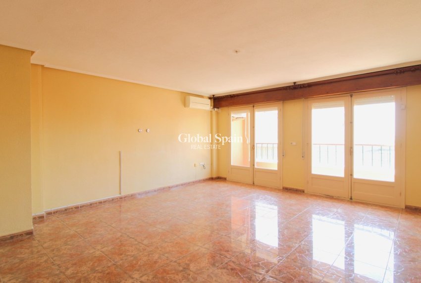 Wederverkoop - APPARTEMENT -
TORREVIEJA - Torrevieja