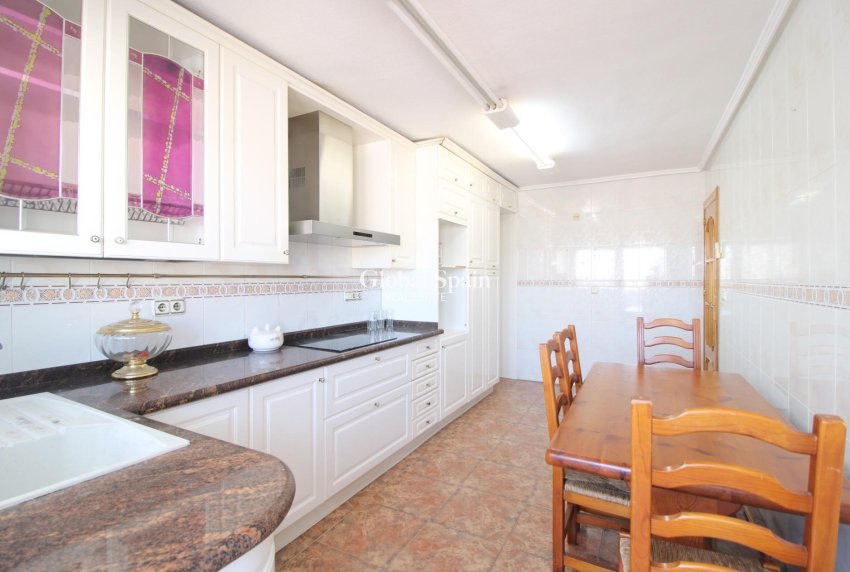 Wederverkoop - APPARTEMENT -
TORREVIEJA - Torrevieja
