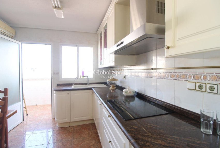 Wederverkoop - APPARTEMENT -
TORREVIEJA - Torrevieja