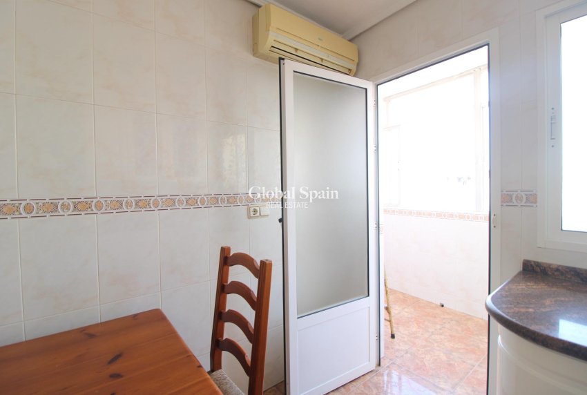 Wederverkoop - APPARTEMENT -
TORREVIEJA - Torrevieja