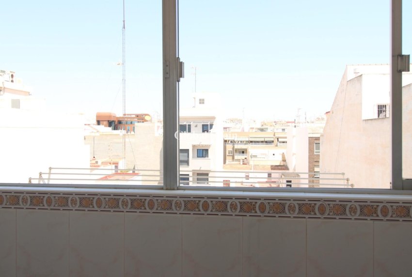 Wederverkoop - APPARTEMENT -
TORREVIEJA - Torrevieja