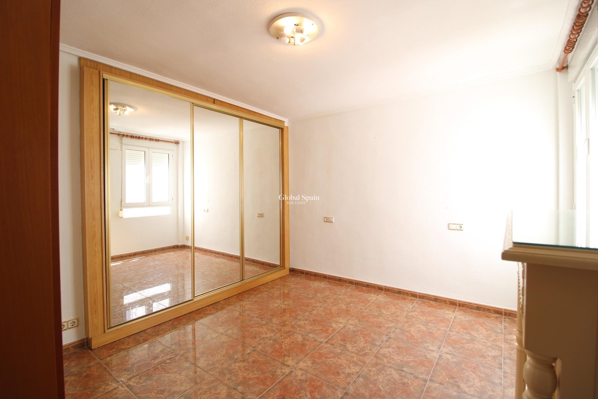 Wederverkoop - APPARTEMENT -
TORREVIEJA - Torrevieja