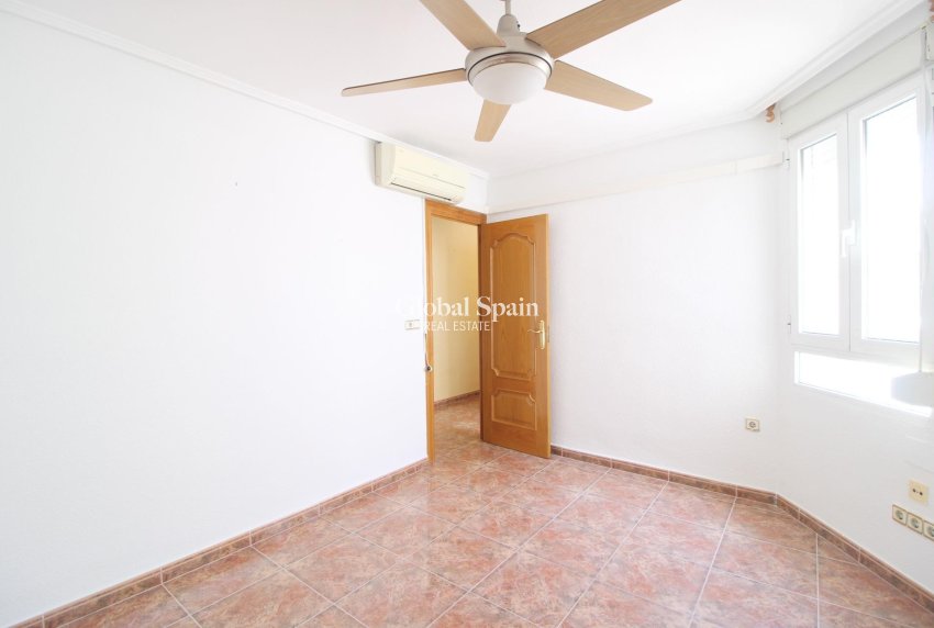 Wederverkoop - APPARTEMENT -
TORREVIEJA - Torrevieja