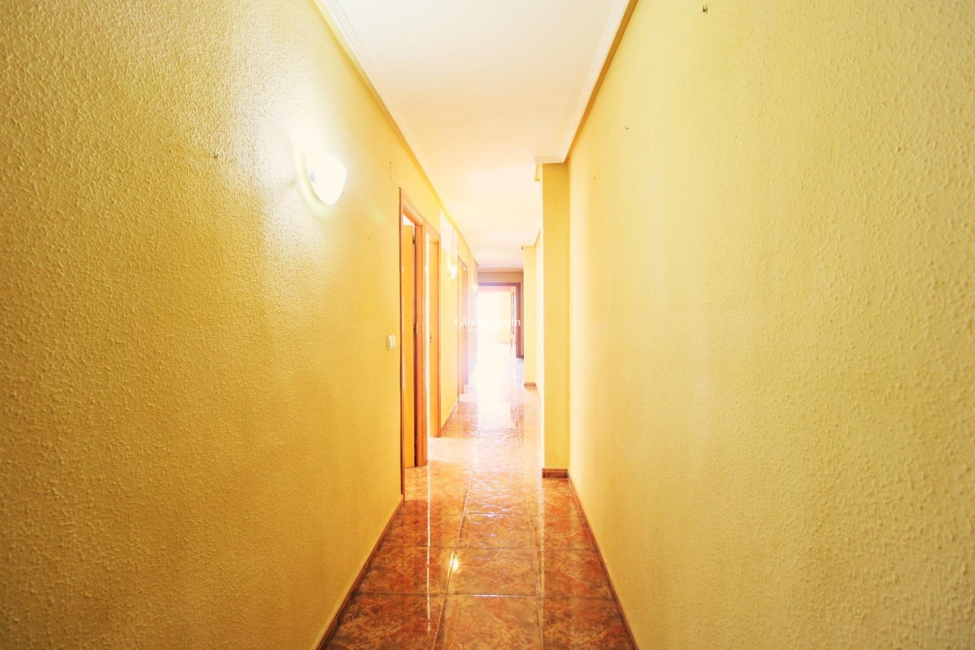 Wederverkoop - APPARTEMENT -
TORREVIEJA - Torrevieja