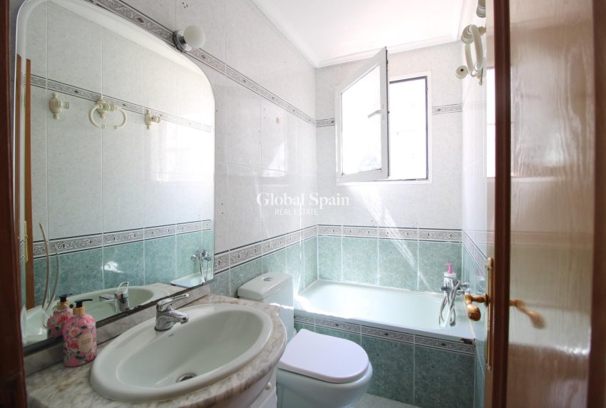 Wederverkoop - APPARTEMENT -
TORREVIEJA - Torrevieja