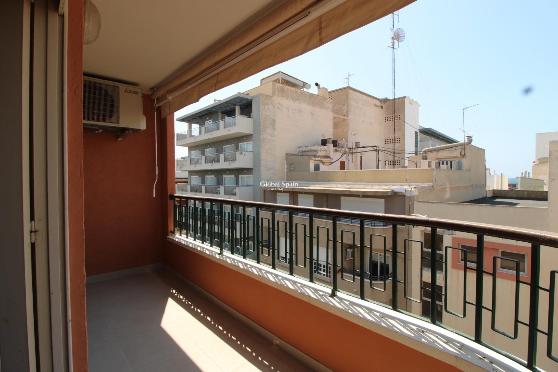 Wederverkoop - APPARTEMENT -
TORREVIEJA - Torrevieja