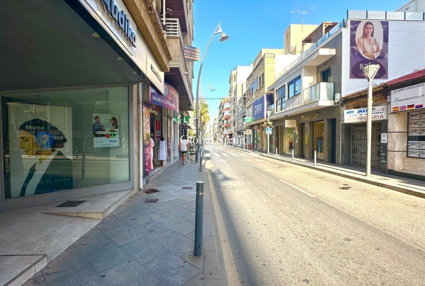 Wederverkoop - APPARTEMENT -
TORREVIEJA - Torrevieja