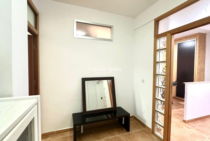 Wederverkoop - APPARTEMENT -
TORREVIEJA - Torrevieja