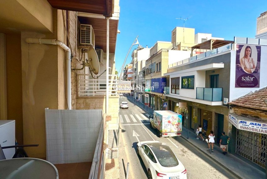 Wederverkoop - APPARTEMENT -
TORREVIEJA - Torrevieja