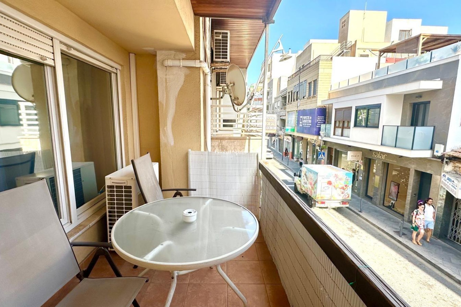 Wederverkoop - APPARTEMENT -
TORREVIEJA - Torrevieja