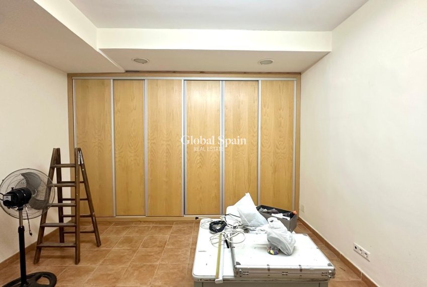Wederverkoop - APPARTEMENT -
TORREVIEJA - Torrevieja