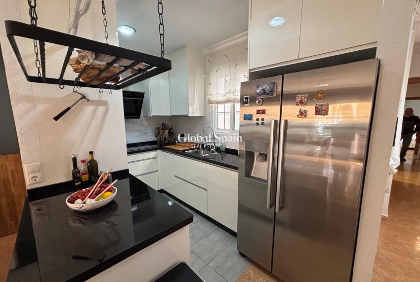 Wederverkoop - APPARTEMENT -
TORREVIEJA - Torrevieja