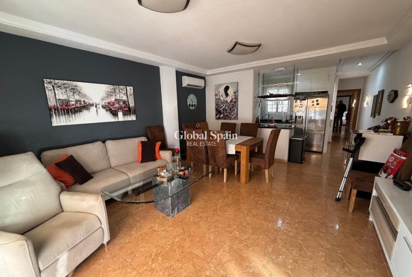 Wederverkoop - APPARTEMENT -
TORREVIEJA - Torrevieja