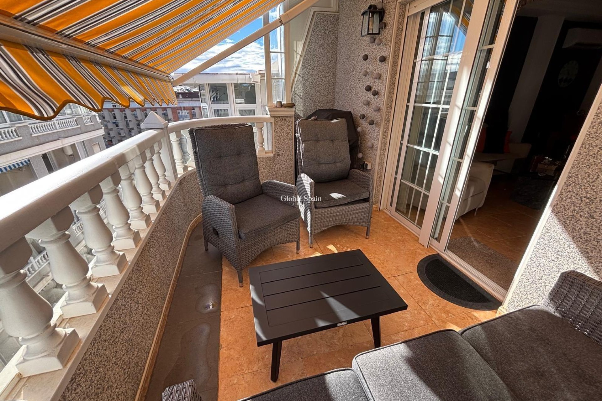 Wederverkoop - APPARTEMENT -
TORREVIEJA - Torrevieja