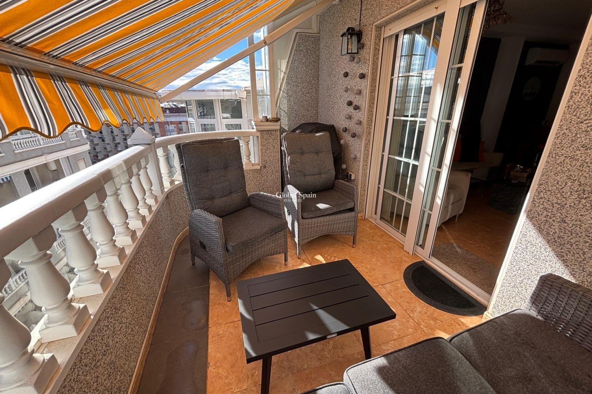 Wederverkoop - APPARTEMENT -
TORREVIEJA - Torrevieja