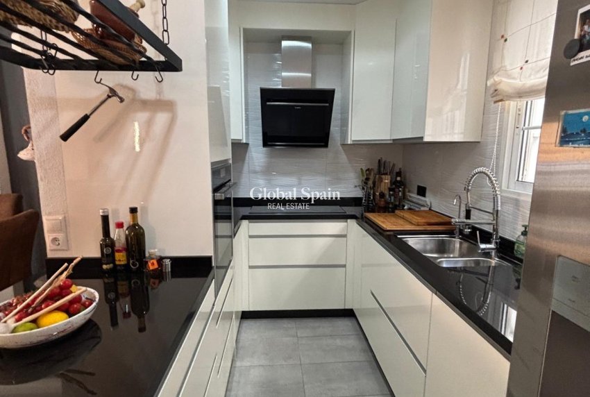 Wederverkoop - APPARTEMENT -
TORREVIEJA - Torrevieja