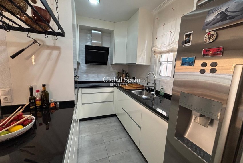 Wederverkoop - APPARTEMENT -
TORREVIEJA - Torrevieja