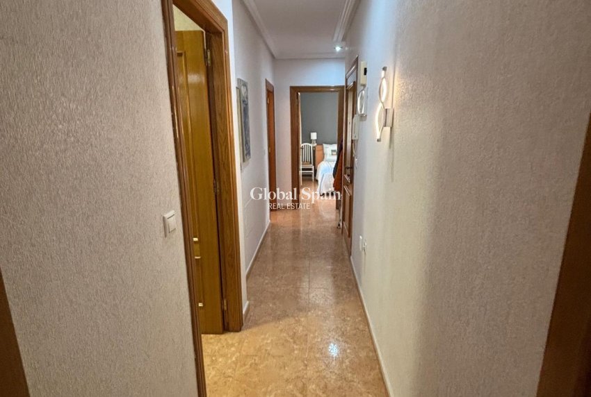 Wederverkoop - APPARTEMENT -
TORREVIEJA - Torrevieja