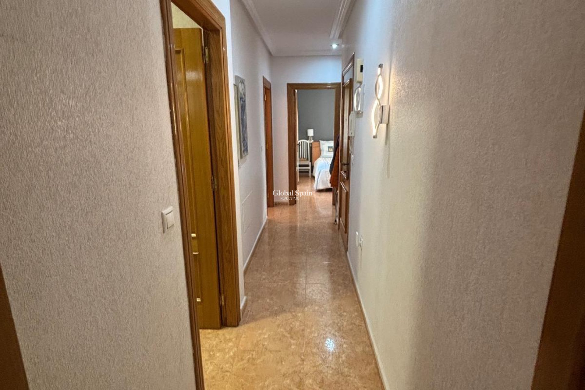 Wederverkoop - APPARTEMENT -
TORREVIEJA - Torrevieja