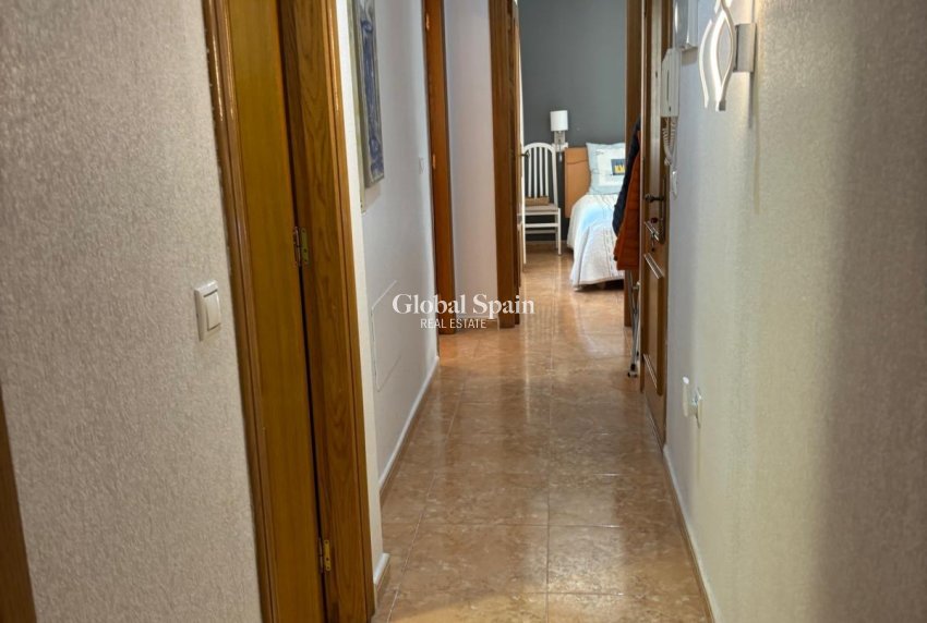 Wederverkoop - APPARTEMENT -
TORREVIEJA - Torrevieja