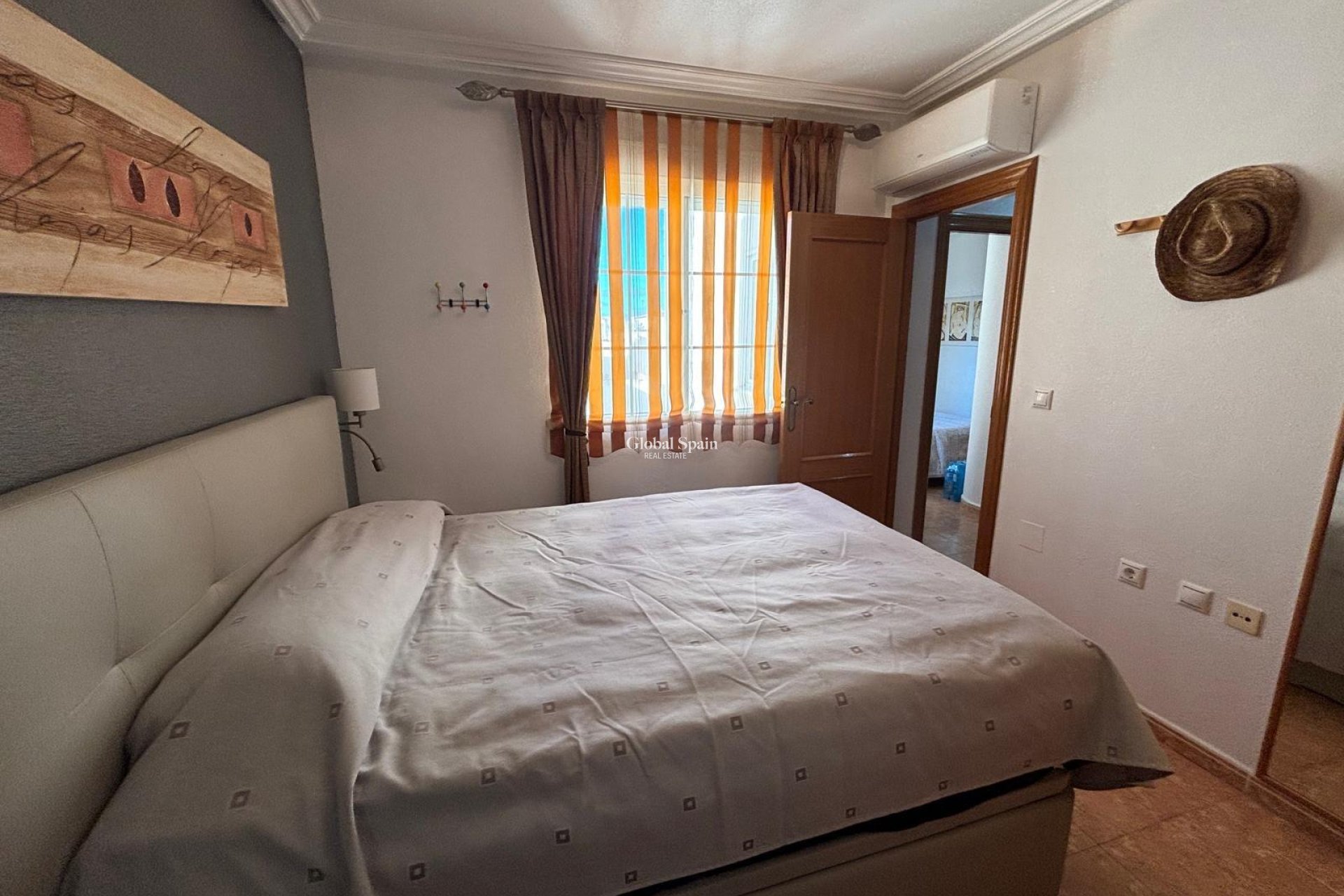 Wederverkoop - APPARTEMENT -
TORREVIEJA - Torrevieja