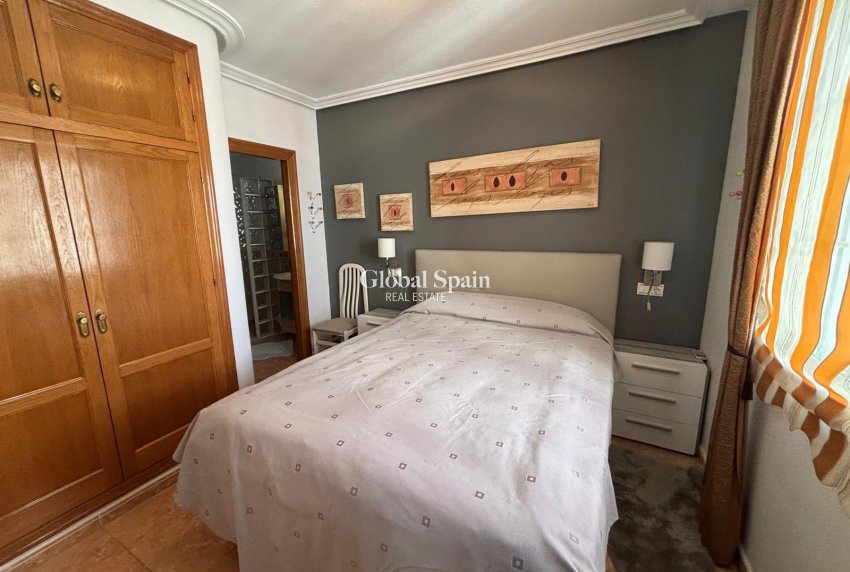 Wederverkoop - APPARTEMENT -
TORREVIEJA - Torrevieja