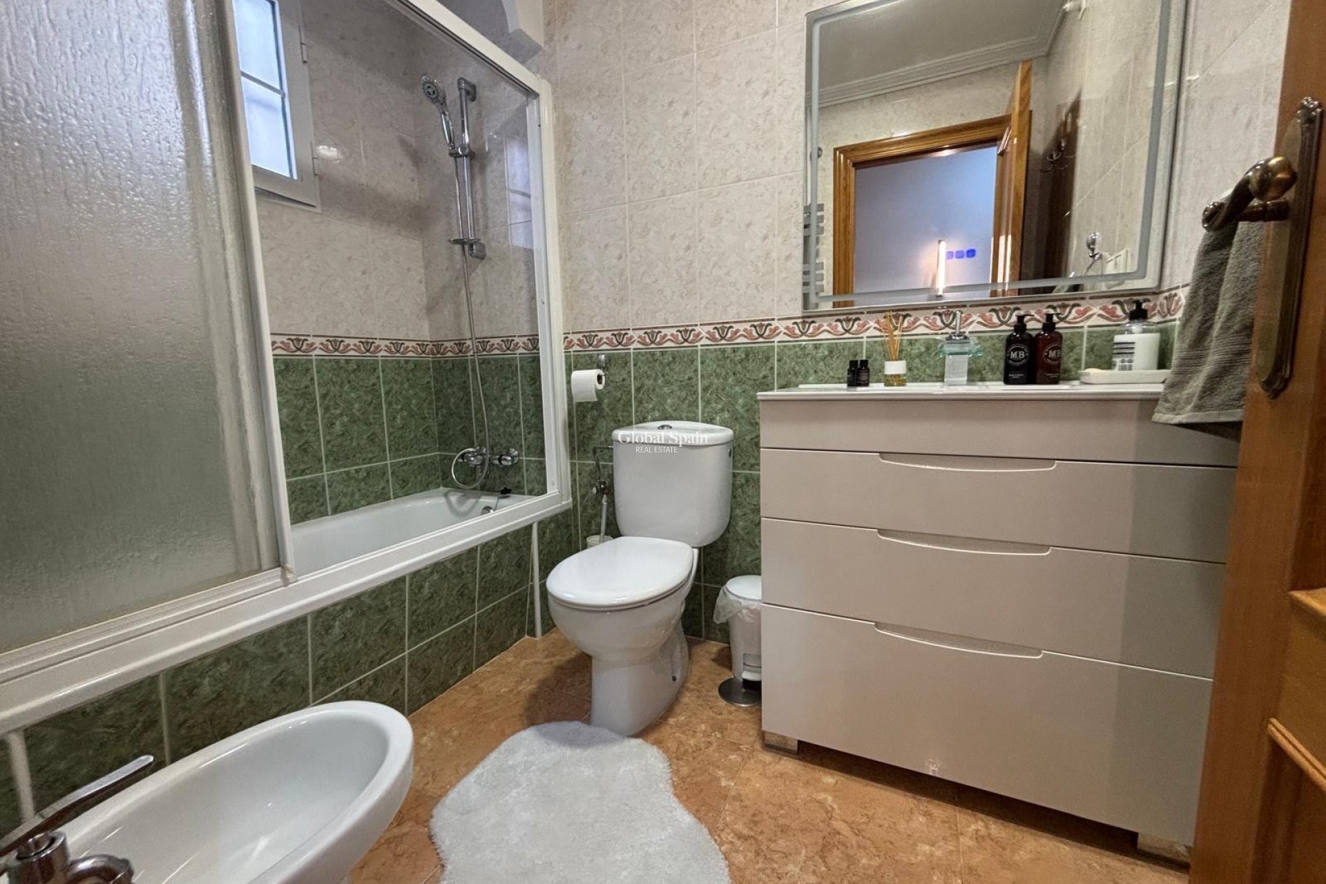 Wederverkoop - APPARTEMENT -
TORREVIEJA - Torrevieja