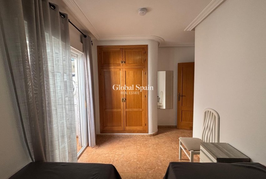 Wederverkoop - APPARTEMENT -
TORREVIEJA - Torrevieja