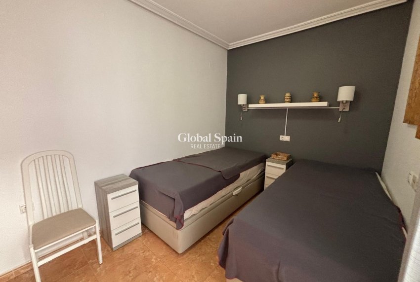 Wederverkoop - APPARTEMENT -
TORREVIEJA - Torrevieja