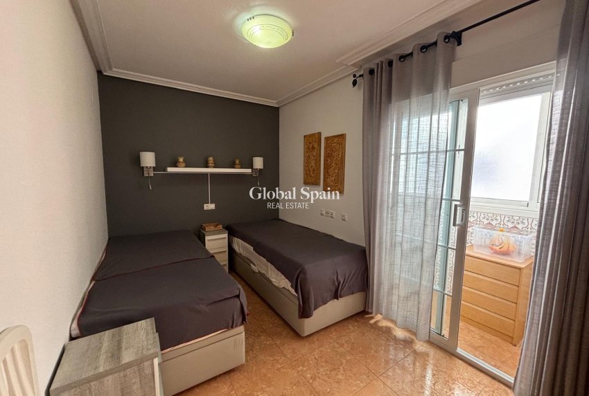 Wederverkoop - APPARTEMENT -
TORREVIEJA - Torrevieja