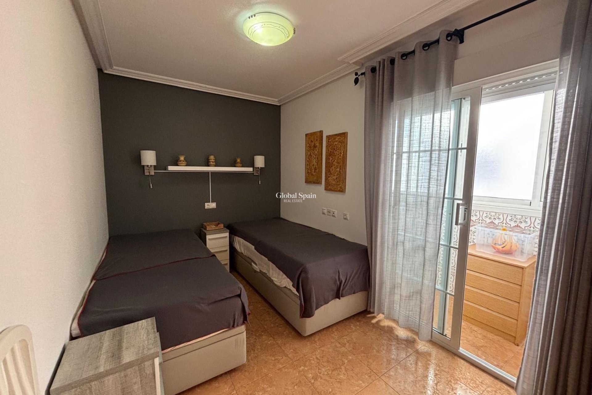 Wederverkoop - APPARTEMENT -
TORREVIEJA - Torrevieja