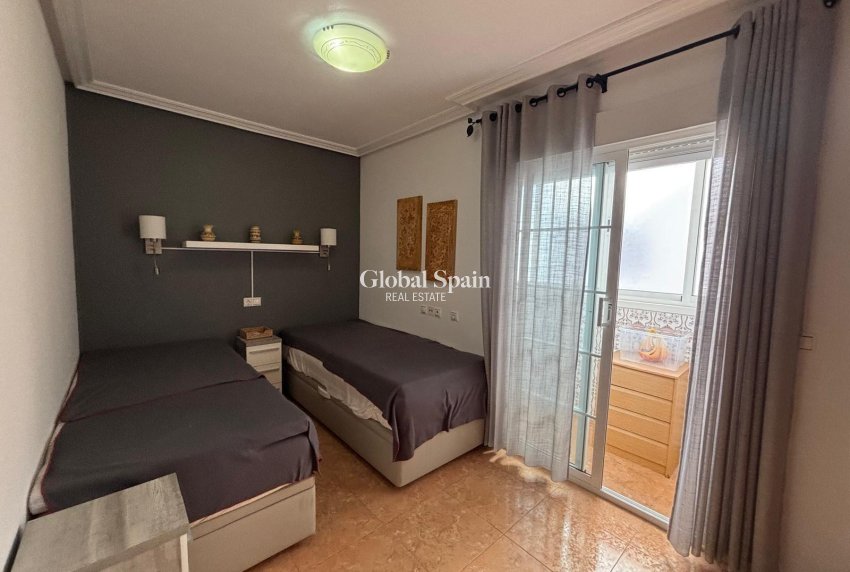 Wederverkoop - APPARTEMENT -
TORREVIEJA - Torrevieja