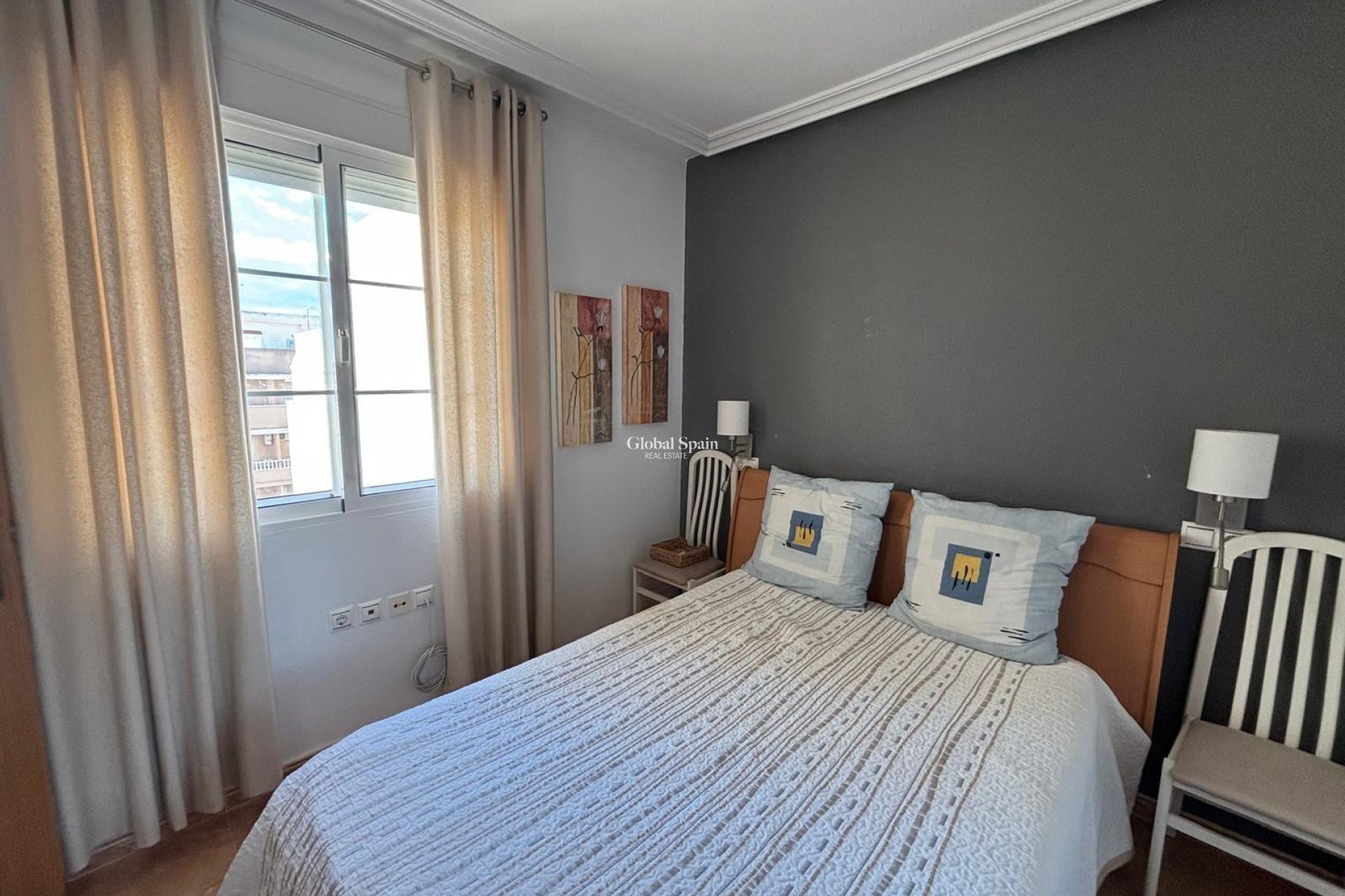 Wederverkoop - APPARTEMENT -
TORREVIEJA - Torrevieja