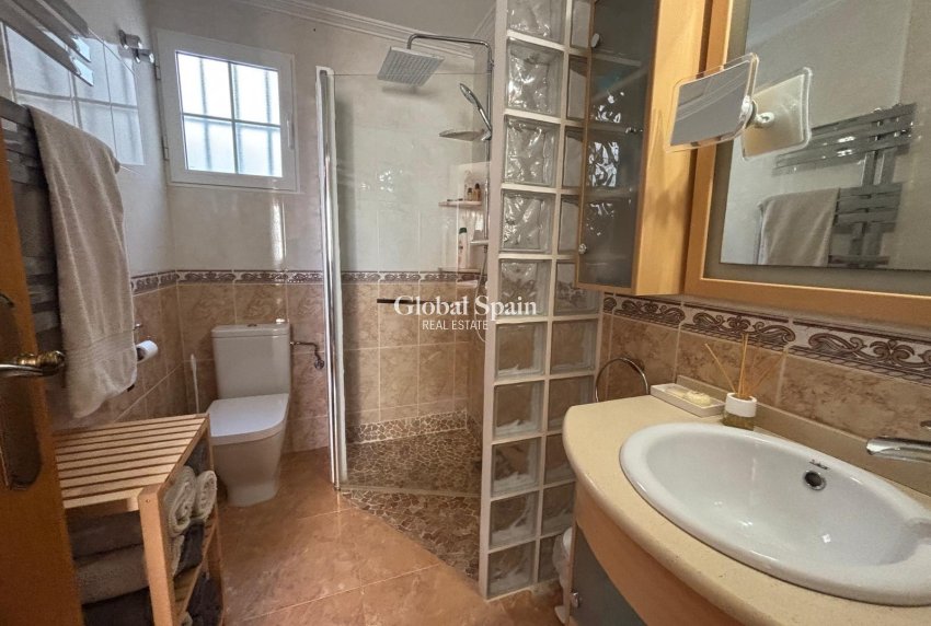 Wederverkoop - APPARTEMENT -
TORREVIEJA - Torrevieja