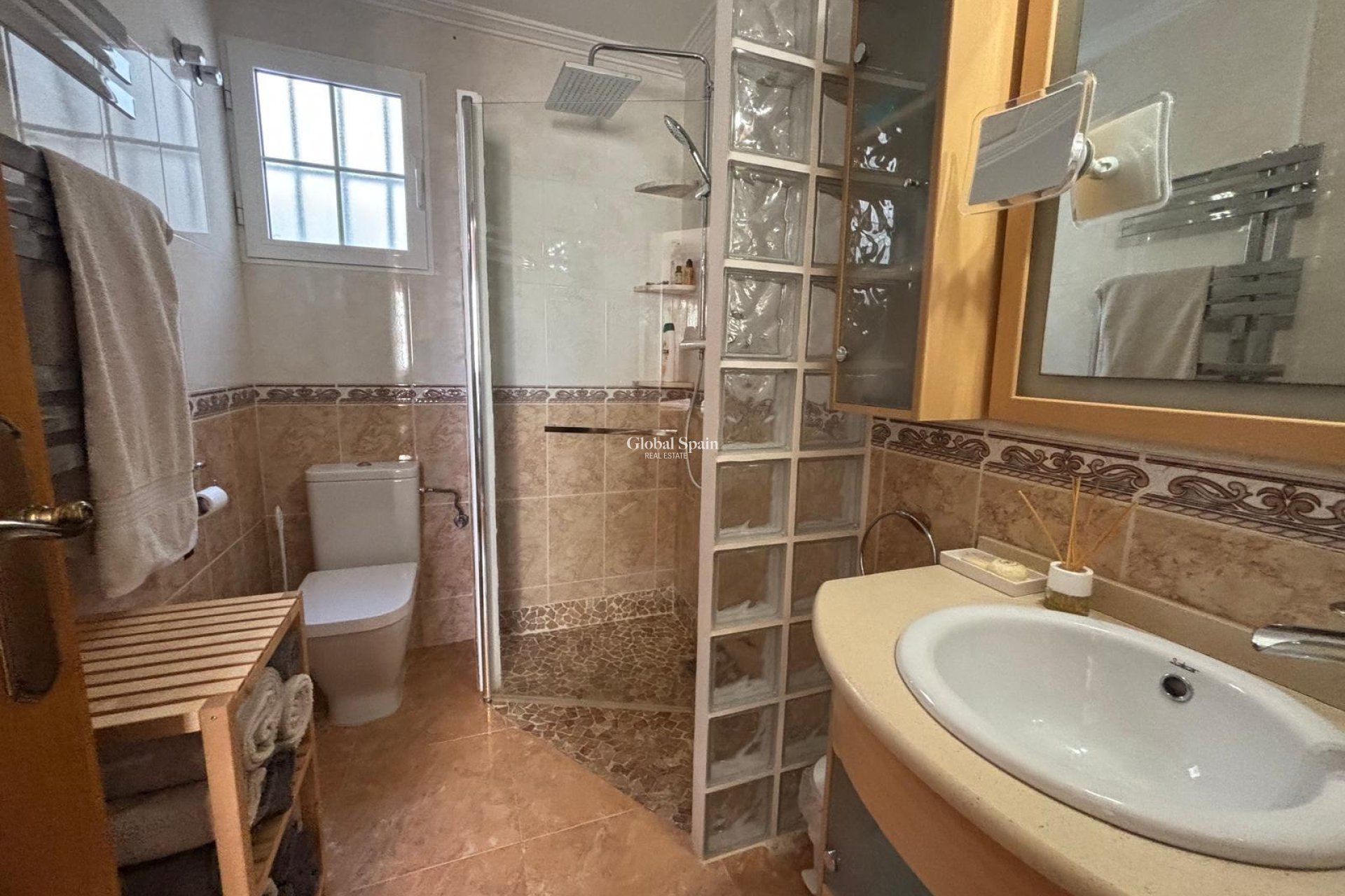 Wederverkoop - APPARTEMENT -
TORREVIEJA - Torrevieja