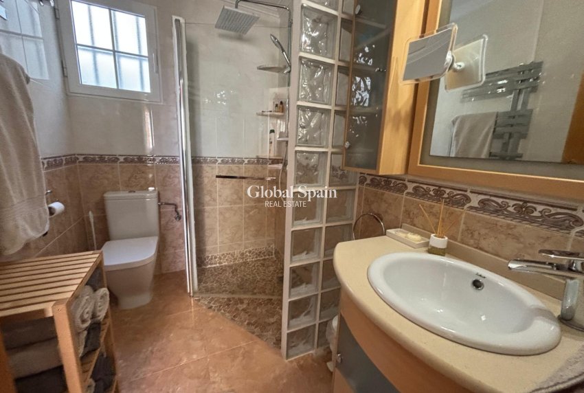 Wederverkoop - APPARTEMENT -
TORREVIEJA - Torrevieja