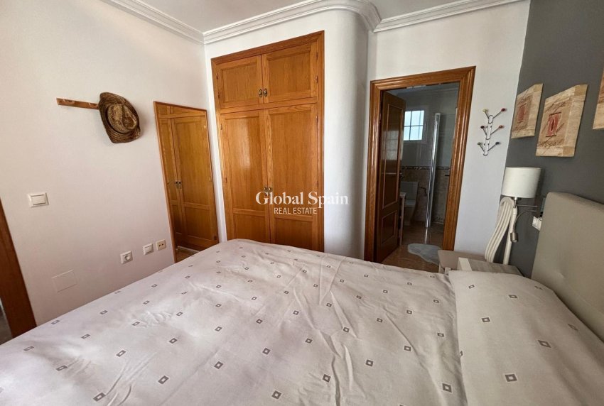 Wederverkoop - APPARTEMENT -
TORREVIEJA - Torrevieja