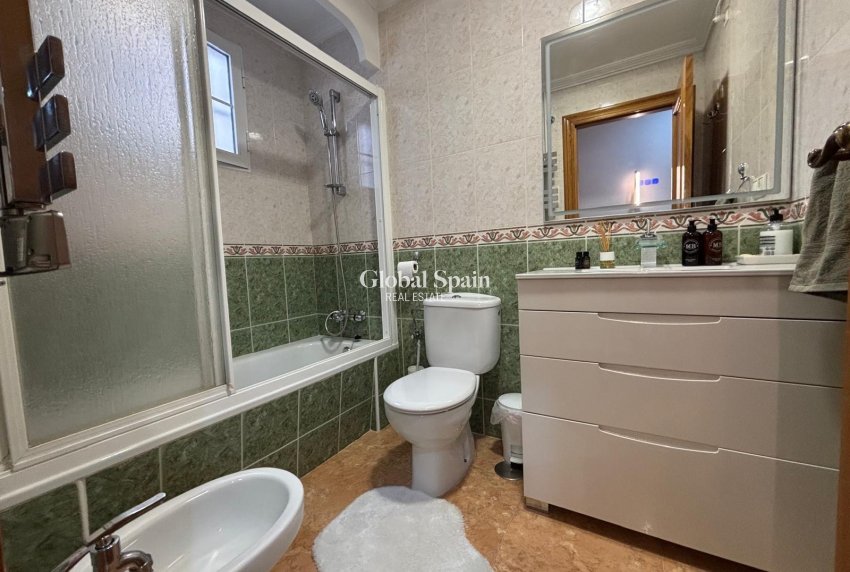 Wederverkoop - APPARTEMENT -
TORREVIEJA - Torrevieja