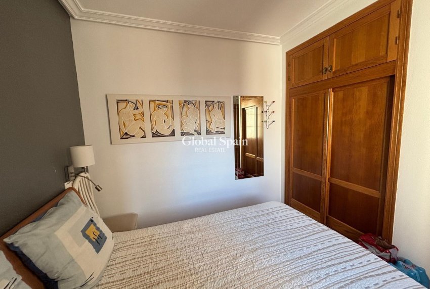 Wederverkoop - APPARTEMENT -
TORREVIEJA - Torrevieja