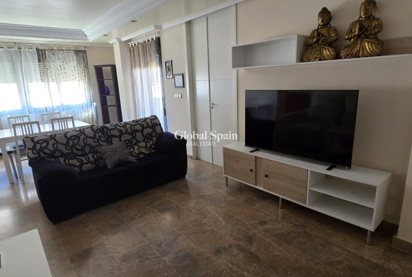 Wederverkoop - APPARTEMENT -
TORREVIEJA - Torrevieja