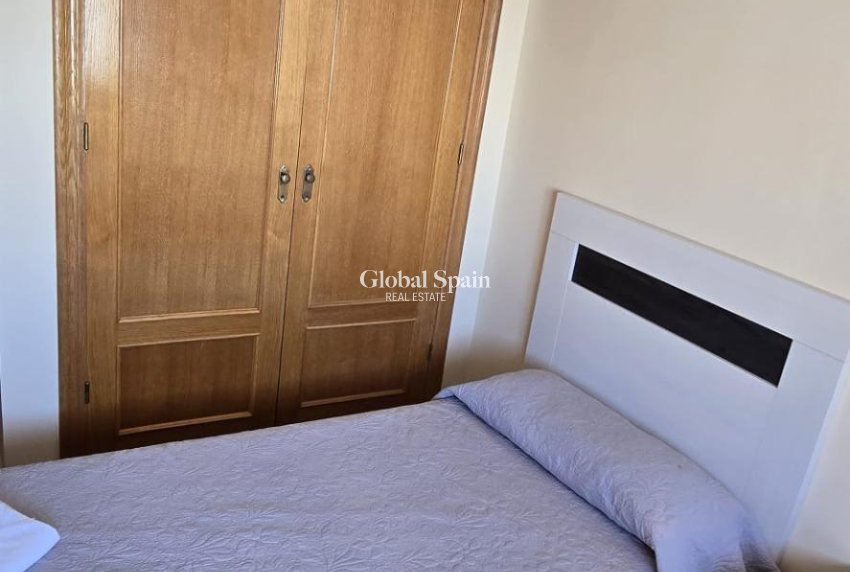 Wederverkoop - APPARTEMENT -
TORREVIEJA - Torrevieja