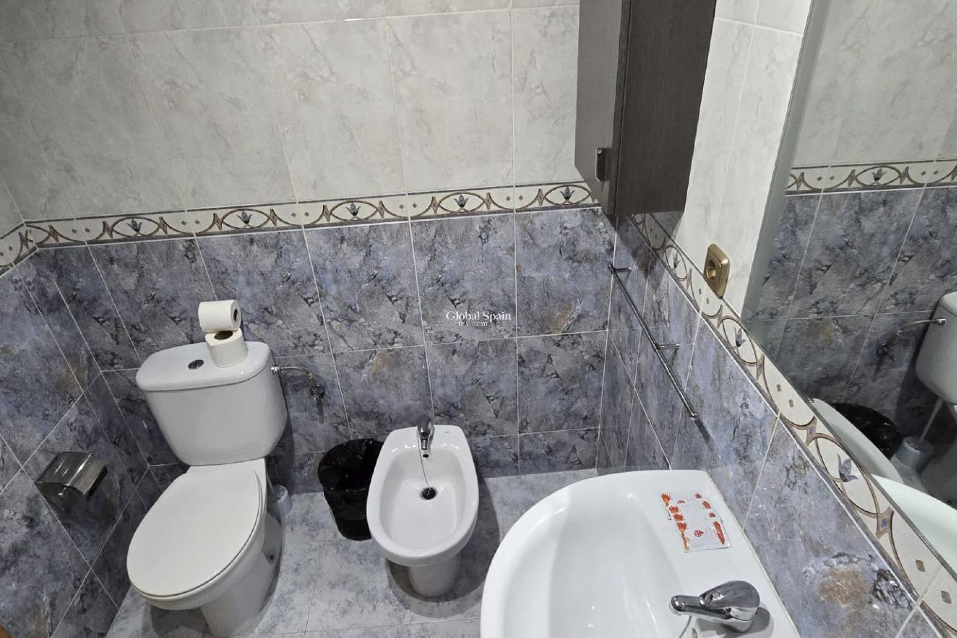 Wederverkoop - APPARTEMENT -
TORREVIEJA - Torrevieja