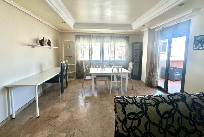 Wederverkoop - APPARTEMENT -
TORREVIEJA - Torrevieja
