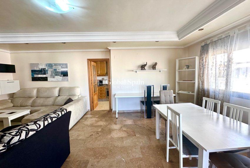 Wederverkoop - APPARTEMENT -
TORREVIEJA - Torrevieja