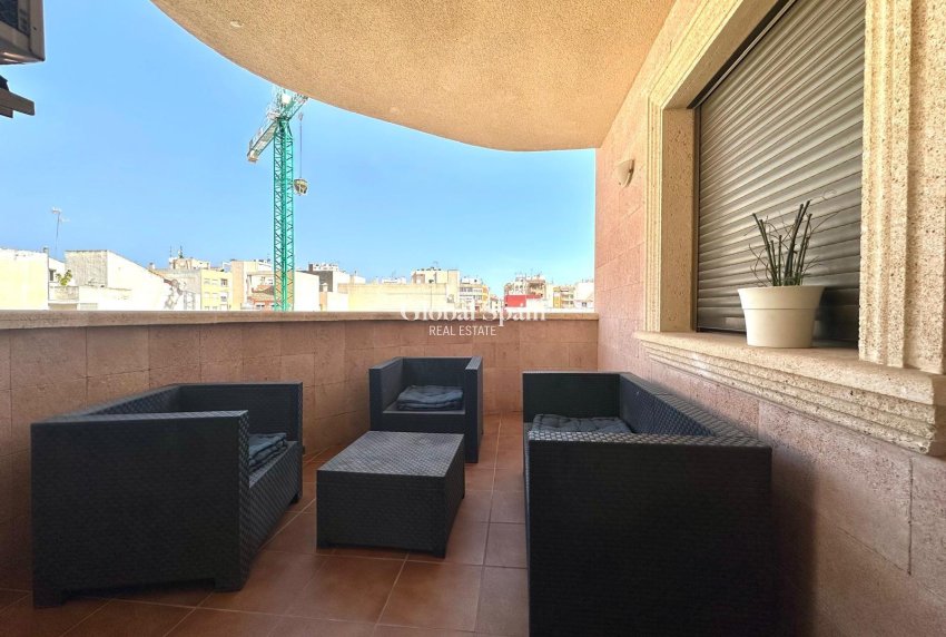 Wederverkoop - APPARTEMENT -
TORREVIEJA - Torrevieja